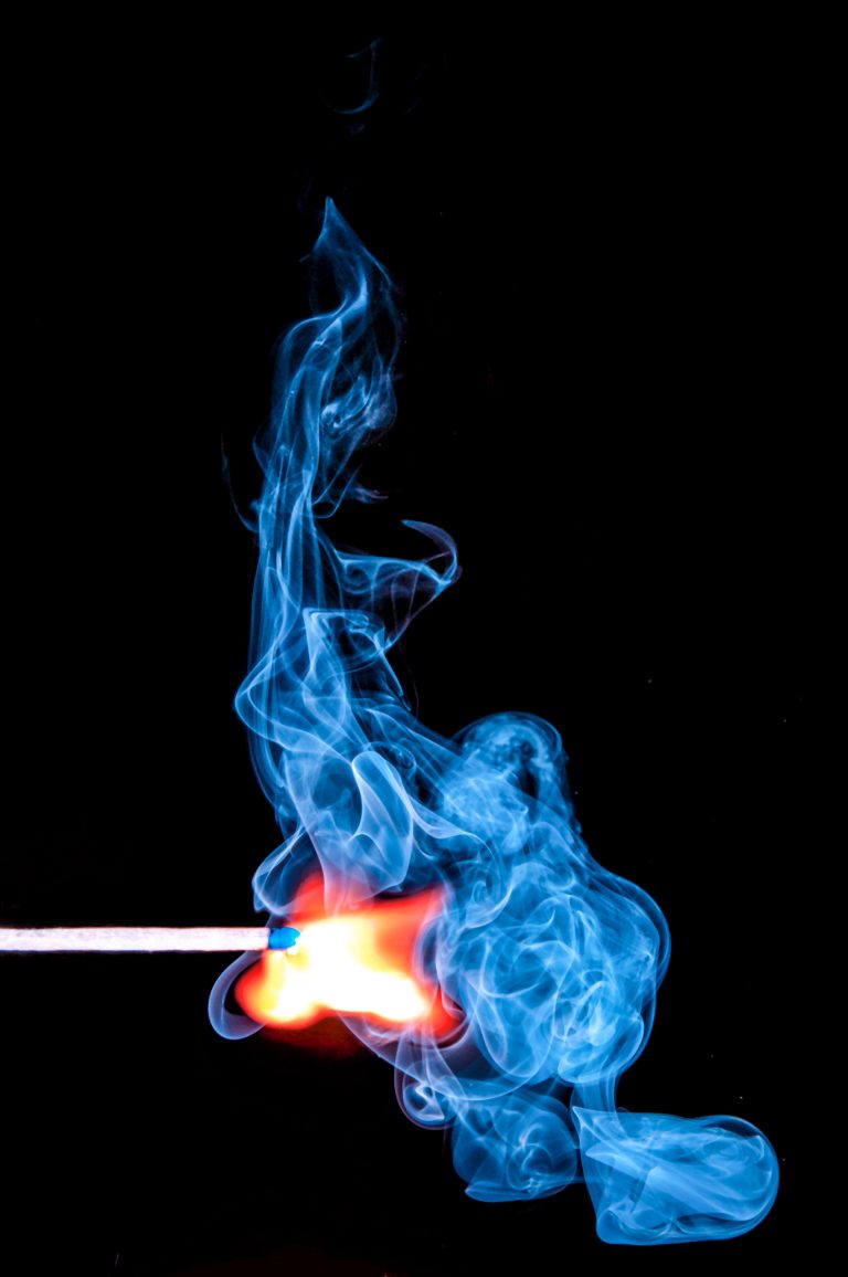 image d'une allumette à flamme bleue sur fond noir